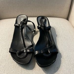 KENNETH COLE REACTION Black Pepea Cross Wedge Sandals
